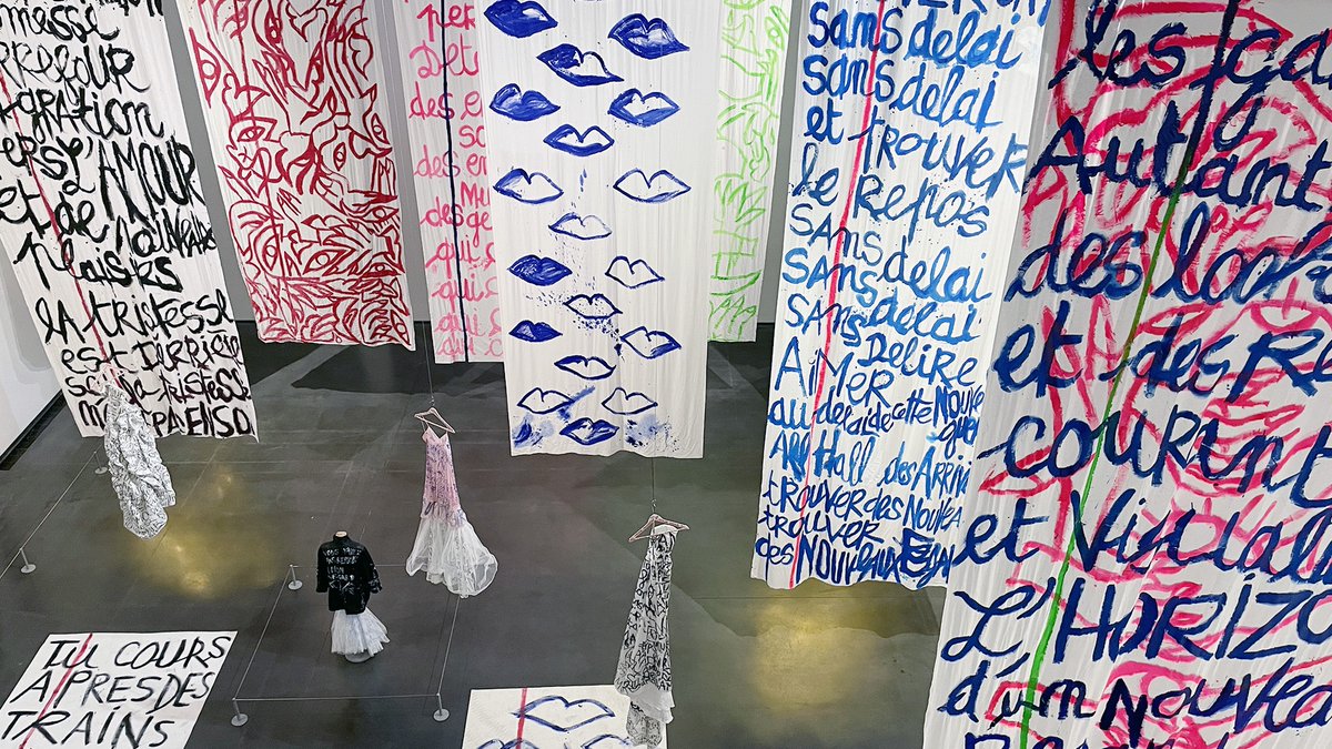 lesabattoirs's tweet photo. "Dance textuelle" : l'installation de Vava Dudu pour sa performance de jeudi dernier aux Abattoirs reste visible jusqu'au dimanche 5 mars #VavaDudu #Toulouse #Occitanie #Exposition https://t.co/QCqDlw4A2N https://t.co/EOaKnxuKRe