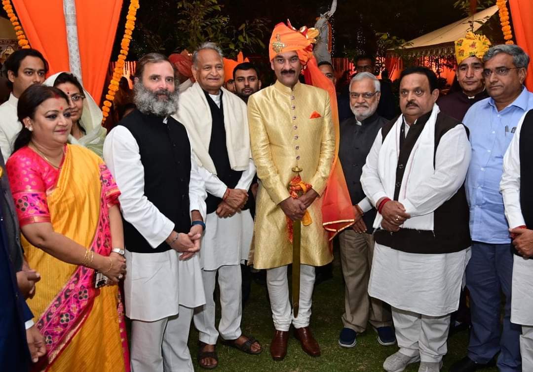 कल पूर्व मंत्री श्री <a href="/JVSinghINC/">Jaivardhan Singh</a> जी अलवर में पूर्व सांसद श्री भंवरजितेंद्र सिंह जी की सुपुत्री के विवाह समारोह में भारतीय राष्ट्रीय कांग्रेस के पूर्वराष्ट्रीय अध्यक्ष श्री <a href="/RahulGandhi/">Rahul Gandhi</a> जी माननीय मुख्यमंत्री श्री <a href="/ashokgehlot51/">Ashok Gehlot</a> जी के साथ शामिल हुए व परिवार जनों को बधाइयां प्रेषित