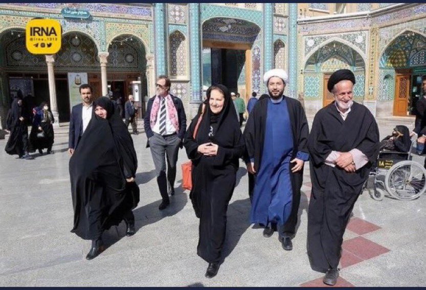 شرم آورست که وقتی سارا شیرازی به دلیل نپوشیدن حجاب کتک می خورد سفیر سوییس در ایران آن را تبلیغ می کند. SwissEmbassyIr@ شما می توانستید از این سفر که موجب توهین به زنانی که مبارزه می کنند یا کشته شده اند که از حجاب رها شوند اجتناب کنید