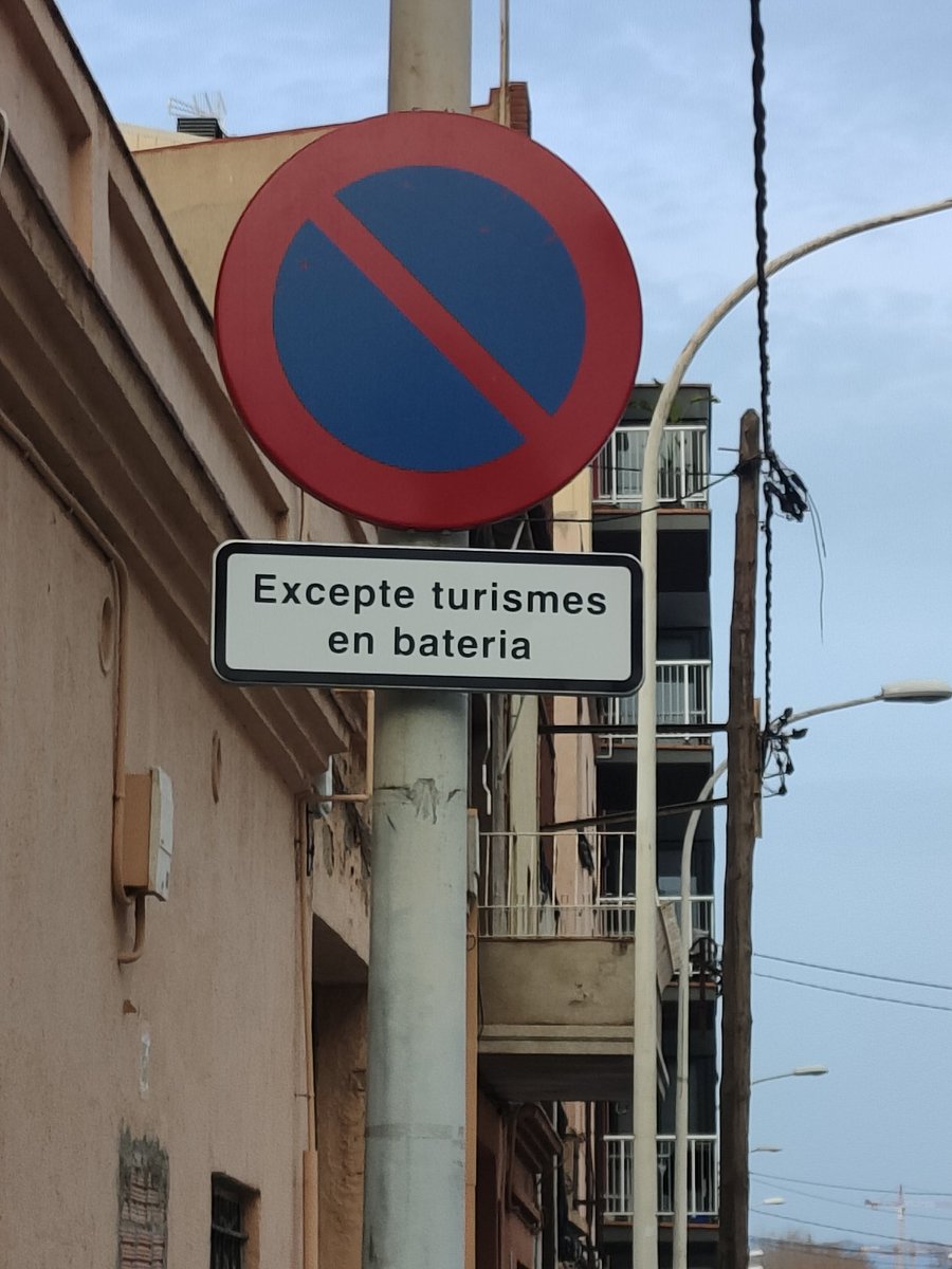 barrisenseremei's tweet photo. Carrer Guifré a #Badalona Furgoneta aparcada a un costat del carrer on només poden aparcar turismes en bateria https://t.co/i5r1nl6ooa