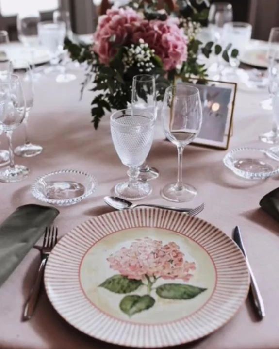 Mesas románticas, clásicas, modernas, rústicas, atrevidas... en #PalaciodeAvilés os ofrecemos personalizarlas al máximo porque queremos que vuestra boda refleje vuestra esencia. 🙃
Foto de @metsawedding.
#bodasyeventospalaciodeaviles