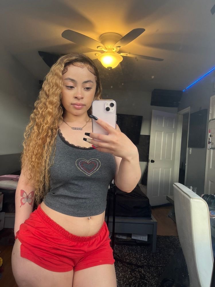 playboytravis_'s tweet photo. Ice spice mirror selfie pictures, omg!😱🥵

-A thread 🧵 🤍 https://t.co/Pq4tH77agu