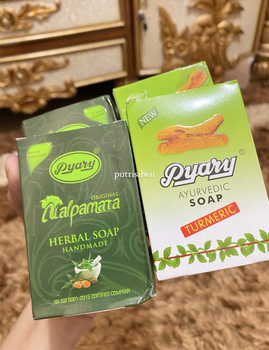 putrisilwii's tweet photo. Pyary Turmeric &amp; Nalpamara

Ini beneran ngefek di aku, abis 1 batang aja udah keliatan bgt perubahannya, jd lebih cerah 👌🏻

Wanginya ga begitu nyengat, wangi herbal gt, ku potong dadu biar ga cepet lumer. Setelah pakai ini wajib pakai body lotion ya 👍🏻

🖇 https://t.co/wMNpZiUX4j https://t.co/dZUHAKkp0g