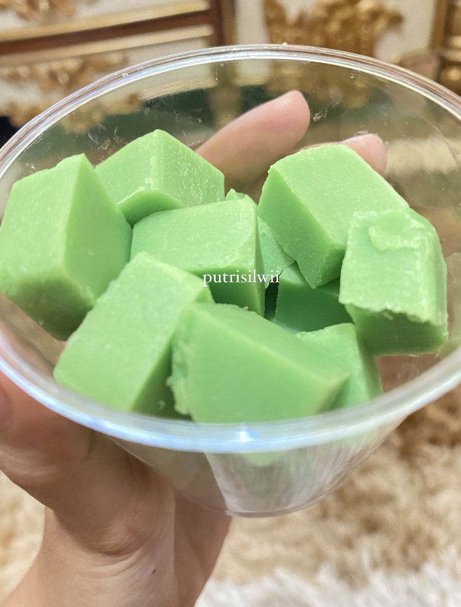 putrisilwii's tweet photo. Pyary Turmeric &amp; Nalpamara

Ini beneran ngefek di aku, abis 1 batang aja udah keliatan bgt perubahannya, jd lebih cerah 👌🏻

Wanginya ga begitu nyengat, wangi herbal gt, ku potong dadu biar ga cepet lumer. Setelah pakai ini wajib pakai body lotion ya 👍🏻

🖇 https://t.co/wMNpZiUX4j https://t.co/dZUHAKkp0g