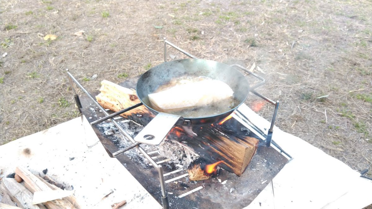 「カレー。もとい、鰈。を、バターで炒めてみてる。良く判らんが火が通れば喰えるだろの」|ふゆ(ドとレとミとキュとゴとヱの音が出ない)のイラスト