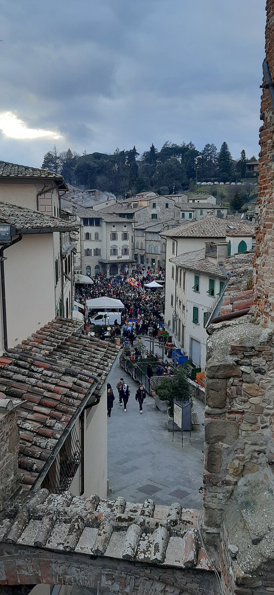 RDM1864's tweet photo. Piazza, Carnevale 2023 🥳🎉 https://t.co/M9Cf1KdiBv