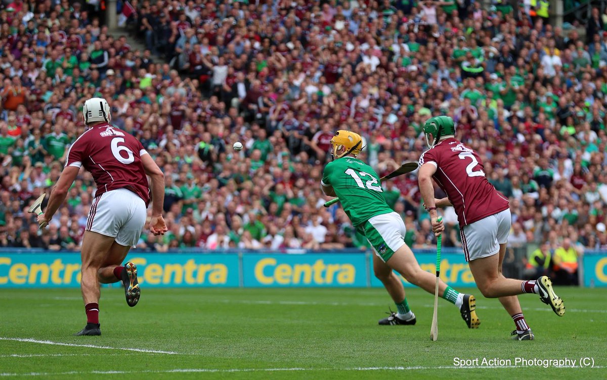 LimerickFanPage's tweet photo. Tom Morrissey about to score Limerick's 2nd goal in the All Ireland Hurling Final
(courtesy sport action photography) https://t.co/ltUyeDtdXU