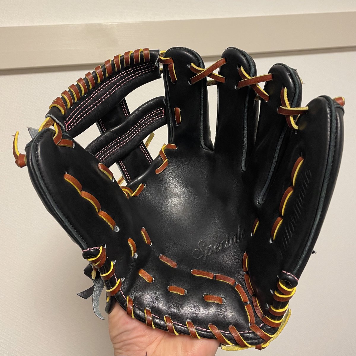 MYBB_Glove's tweet image. #106日目

祝日でお休みを満喫されている方も多いようですが、我が社は通常稼働日。

荒ぶる心を沈めるべく左手にグラブを嵌め、竹踏みで足ツボを刺激💦

これで明日が楽になるならって思いでやっていますが、さらに戒めを受けてるようで悲しくもあります😭

#100円で悶絶
#健康促進