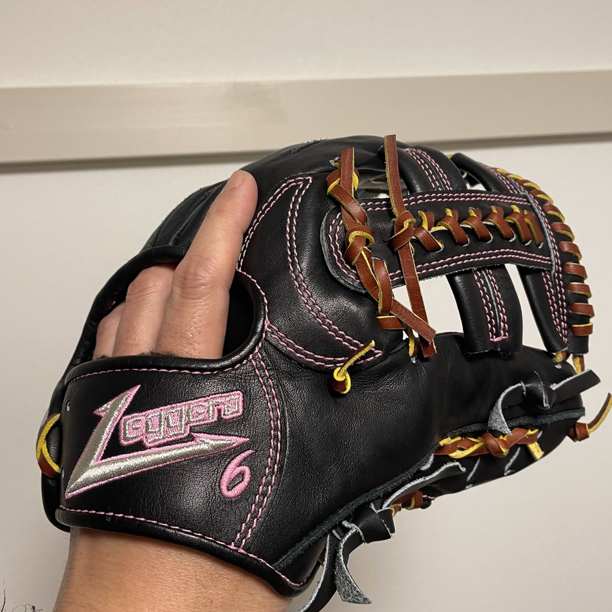 MYBB_Glove's tweet image. #106日目

祝日でお休みを満喫されている方も多いようですが、我が社は通常稼働日。

荒ぶる心を沈めるべく左手にグラブを嵌め、竹踏みで足ツボを刺激💦

これで明日が楽になるならって思いでやっていますが、さらに戒めを受けてるようで悲しくもあります😭

#100円で悶絶
#健康促進