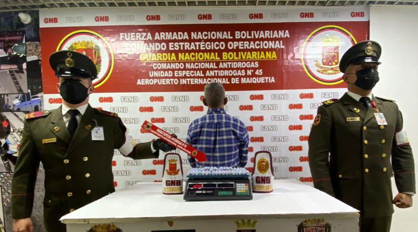 AlbertoMatheus_'s tweet photo. #23Feb 🔴¡SIN TREGUA! En el edo. #LaGuaira los centinelas #GNB logran la detención de un ccdno tras incautarle (81) dediles de cocaína con un peso (1,040kg)
Procedimiento A/O del M.P 
#FANBInvicta
#PuebloYGNBInvencibles https://t.co/NZYKqOKOne