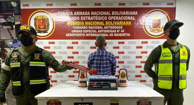 AlbertoMatheus_'s tweet photo. #23Feb 🔴¡SIN TREGUA! En el edo. #LaGuaira los centinelas #GNB logran la detención de un ccdno tras incautarle (81) dediles de cocaína con un peso (1,040kg)
Procedimiento A/O del M.P 
#FANBInvicta
#PuebloYGNBInvencibles https://t.co/NZYKqOKOne