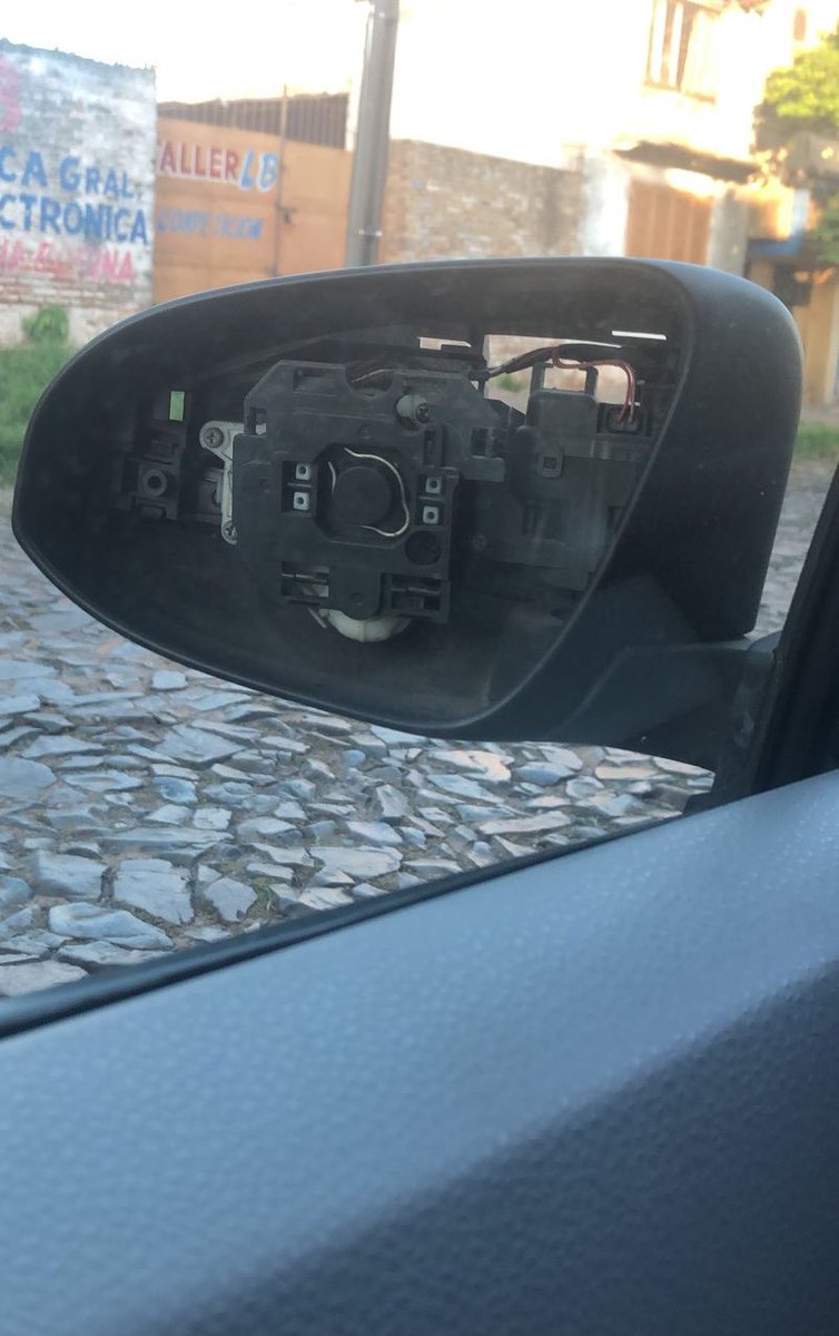 jopea302's tweet photo. info útil del día 

si te robaron o se te rompió el retrovisor, dejo un contacto que prepara espejos retrovisores totalmente a medida y OJO,  con espejo curvo, no ese plano que se usa en los muebles, queda bien y no colaborás comprando piezas robadas

https://t.co/nPUhamZNbi

RT https://t.co/VpCMSojSvO