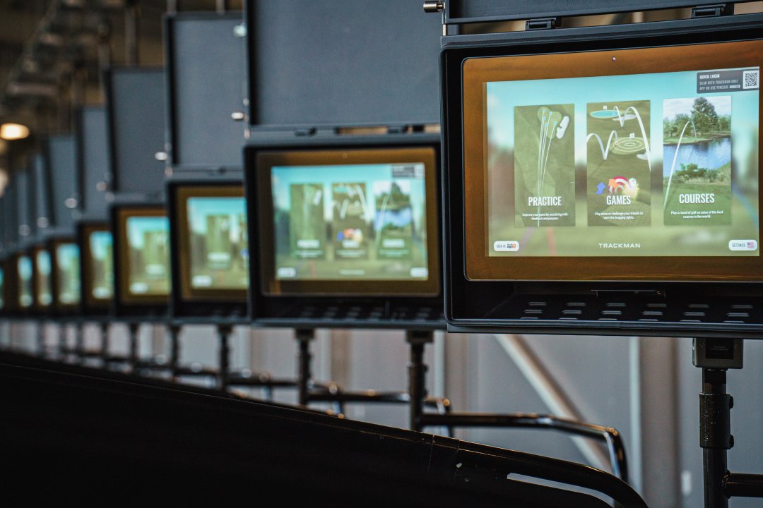 TrackmanGolf's tweet image. Have a look at The Drift's state-of-the-art driving range! With 28 covered practice bays, all fully equipped with touchscreens and TrackMan Range technology.

#golfingtechnology #drivingrange #TrackManRange #improveyourgame #unleashyourpotential #golf