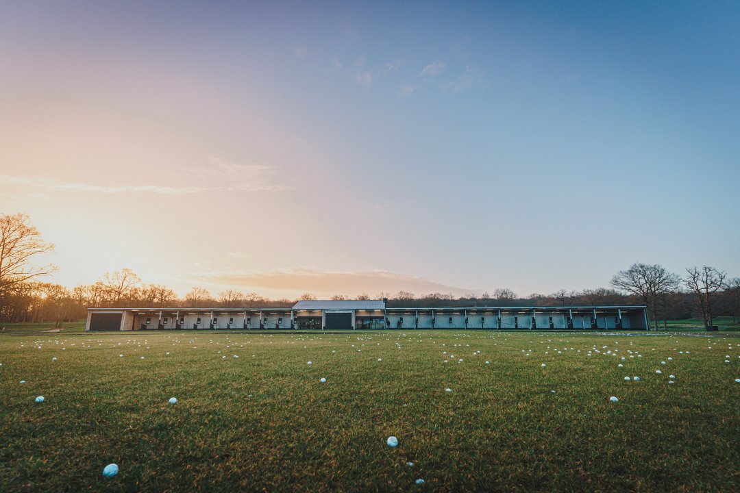TrackmanGolf's tweet image. Have a look at The Drift's state-of-the-art driving range! With 28 covered practice bays, all fully equipped with touchscreens and TrackMan Range technology.

#golfingtechnology #drivingrange #TrackManRange #improveyourgame #unleashyourpotential #golf