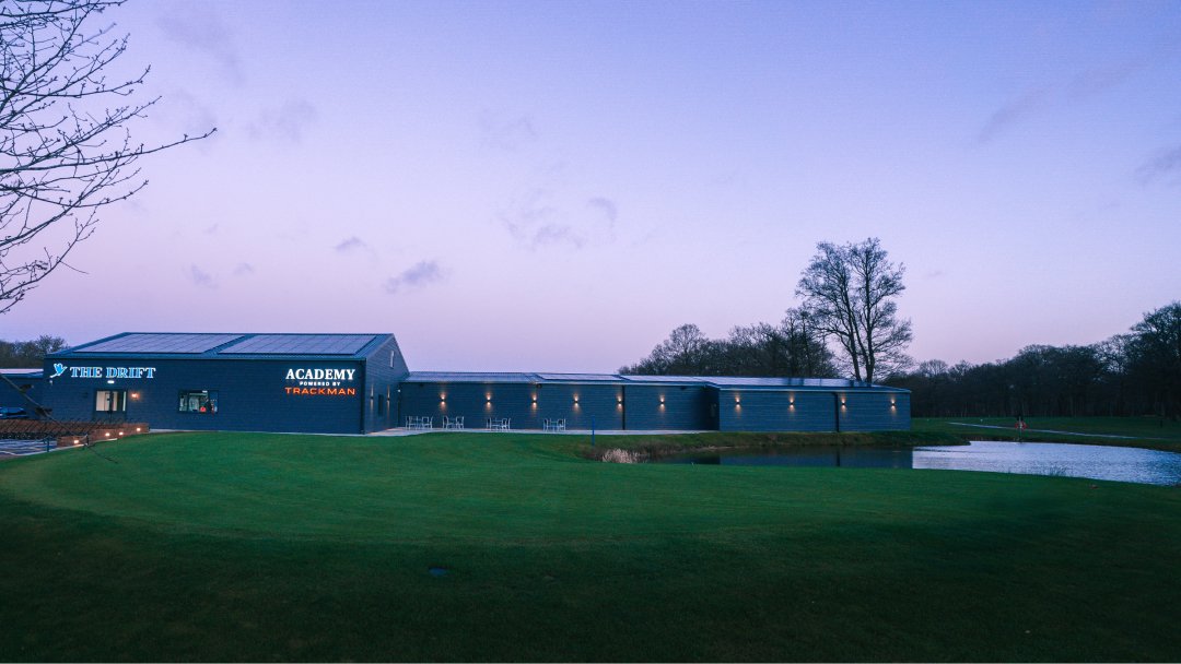 TrackmanGolf's tweet image. Have a look at The Drift's state-of-the-art driving range! With 28 covered practice bays, all fully equipped with touchscreens and TrackMan Range technology.

#golfingtechnology #drivingrange #TrackManRange #improveyourgame #unleashyourpotential #golf