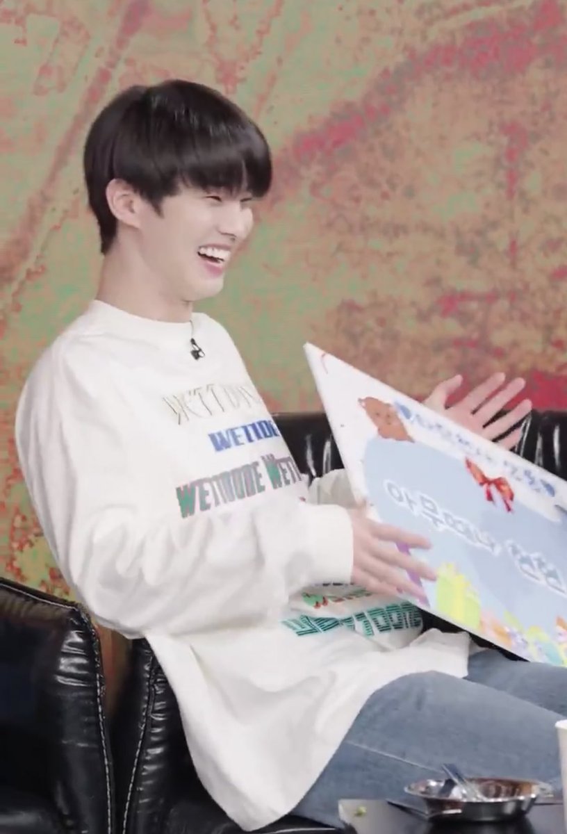 [🎁] the fallen angel is actually changmin! his mission was to do five different animal sounds. he succeeded in his mission and won a coupon to guest on Hyunjae’s Now whenever he wants to go. 

🐿️: AH! I WON’T TAKE IT