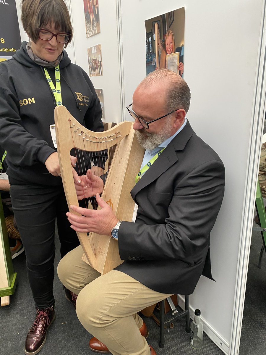 Exploring new <a href="/CharangaMusic/">CharangaMusic</a> content ideas with Helen from @derwentharps at <a href="/MusicEdExpo/">Music & Drama Education Expo</a> (and trying to play one!) @MusicServWales #MDEE23 #charangacymru