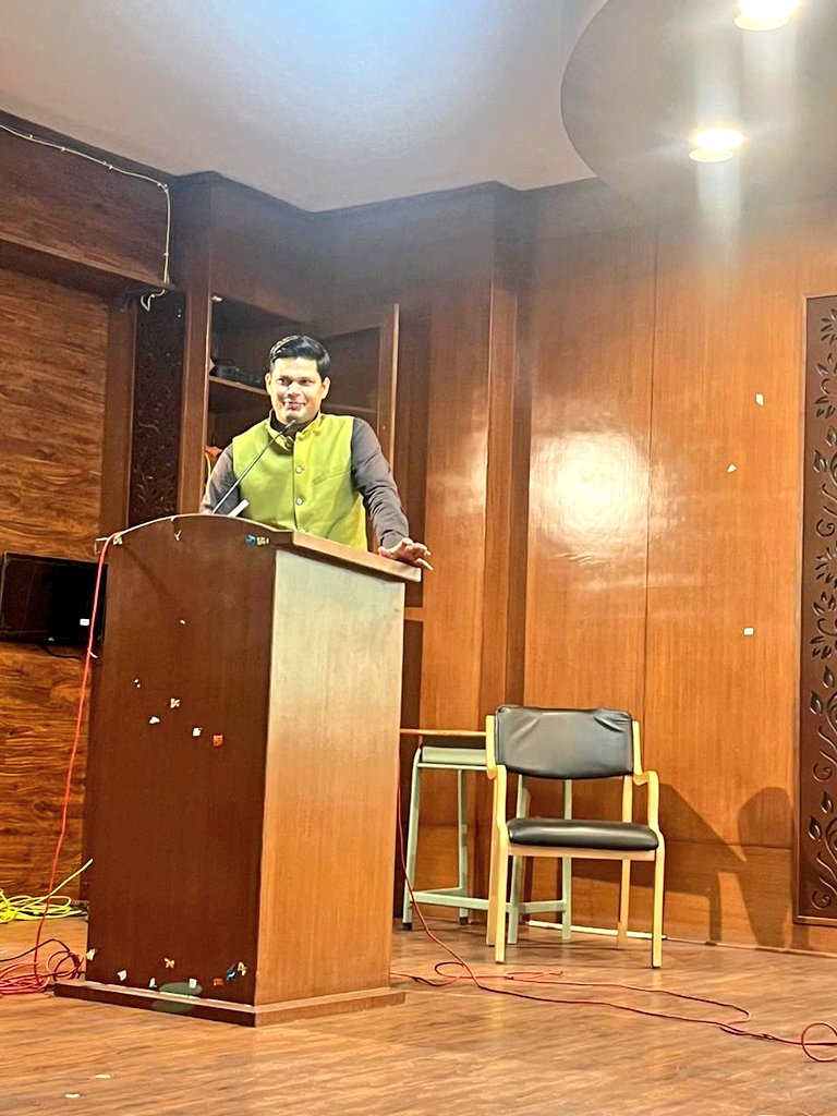 ankittiwadi's tweet photo. आज अलंकार पीजी गर्ल्स कॉलेज में बतौर वक्ता पत्रकारिता के स्टूडेंट्स से रूबरू होने का अवसर मिला।

प्रिंसिपल डॉ कुसुम चौधरी जी, फैकल्टी गरिमा जी, पूजा जी और प्रियमवदा जी का आभार।

स्टूडेंट्स की लाइव डिबेट की प्रस्तुति सराहनीय रही। https://t.co/F3v9gWPbvU