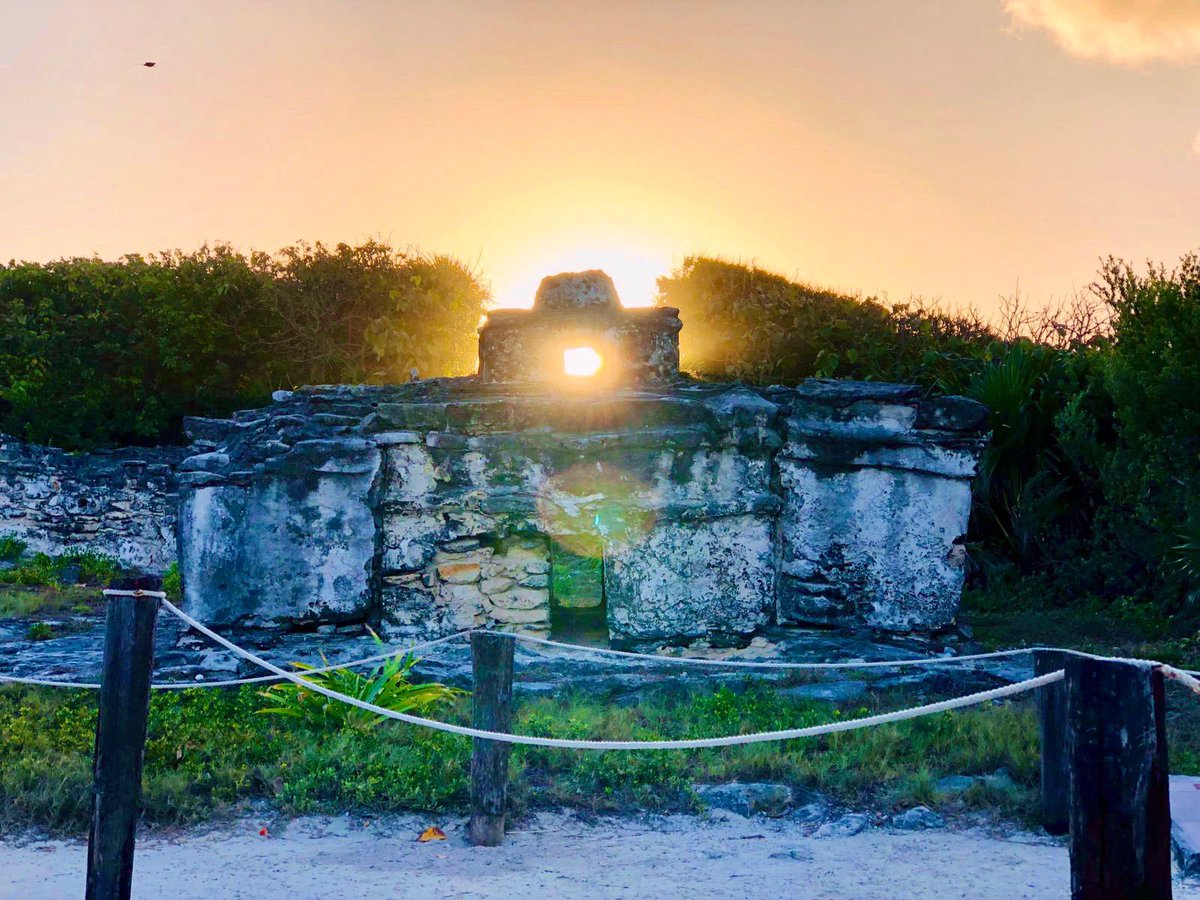 MaraLezama's tweet photo. Amanece #Cozumel con este espectacular fenómeno arqueoastronómico, en el vestigio arqueológico “El Caracol” 🌅 

¡Empezamos el día con mucha energía en #QuintanaRoo! https://t.co/WVwxhnJN5r