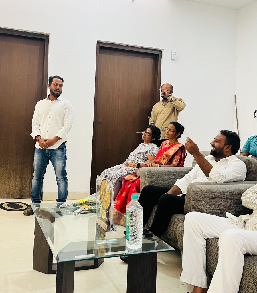 RoshanLalBittu's tweet photo. नगरपरिषद में गटनेता श्री देवेंद्र आर्य भैया, पूर्व नगरपरिषद अध्यक्ष छायाताई मढ़ावी मैडम, NSUI मा. जिलाध्यक्ष शफ़ाक़ शेख़, युवक कांग्रेस अध्यक्ष छोटूभाई, शंकर भाई महाकाली, NSUI विधानसभा अध्यक्ष दानिश शेख़ भाई, पार्षद विनोद भाऊ आत्राम, वर्मा जी, जिशान सिद्दीक़ी भाई व प्रवीण देशमुख https://t.co/t7qrvIG4sE