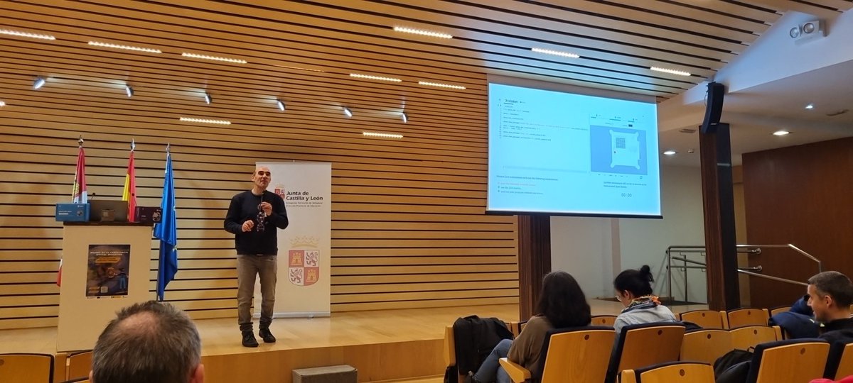 proftecnvall's tweet photo. Francisco Alvar Álvarez profesor del @BoecilloCeo  nos cuenta enla jornada #CompDigEdu_VA @educacyl su experiencia educativa  #astropi @esa_es https://t.co/Vv3zgOlQfr