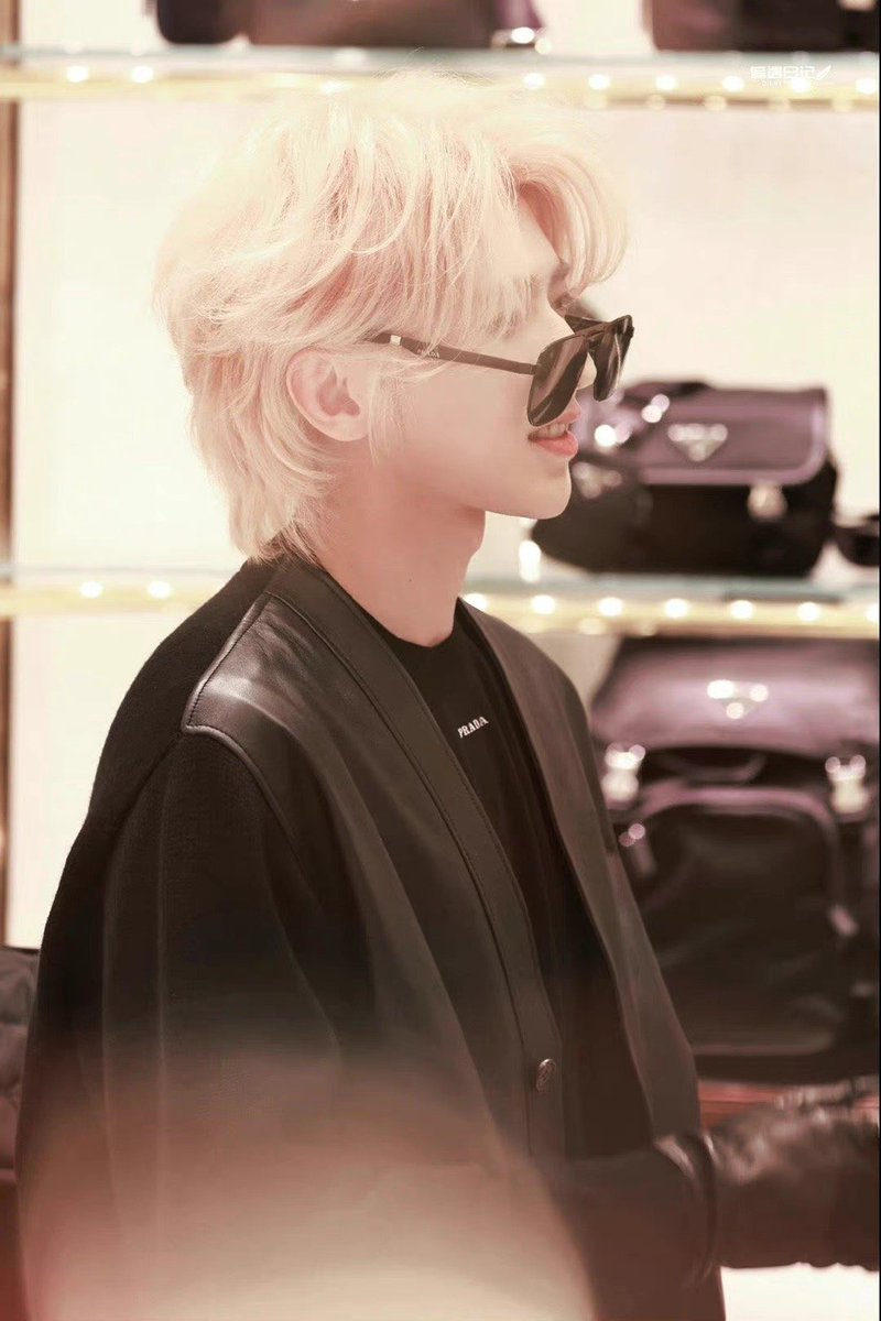 Cheer_for_Yuzu's tweet photo. Prada Ambassador Cai Xukun 
#CaiXukunPradaFW23inMilan
喜上加喜，很开心原创音乐制作人蔡徐坤受邀参加 #Hello时装周。
同时，2023.02.26的线上演出也是歌迷朋友期待已久的，😍 忠实歌迷
CXK_official https://t.co/T5RMqCwtjZ