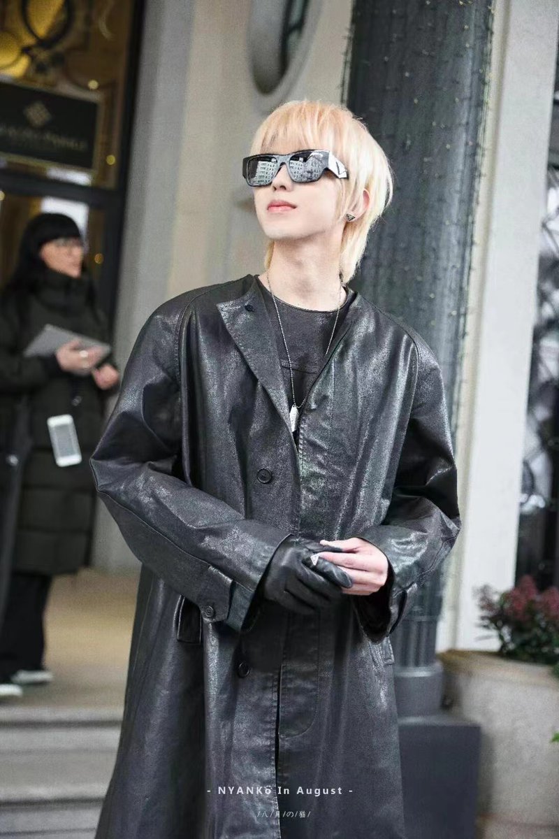 Cheer_for_Yuzu's tweet photo. Prada Ambassador Cai Xukun 
#CaiXukunPradaFW23inMilan
喜上加喜，很开心原创音乐制作人蔡徐坤受邀参加 #Hello时装周。
同时，2023.02.26的线上演出也是歌迷朋友期待已久的，😍 忠实歌迷
CXK_official https://t.co/T5RMqCwtjZ