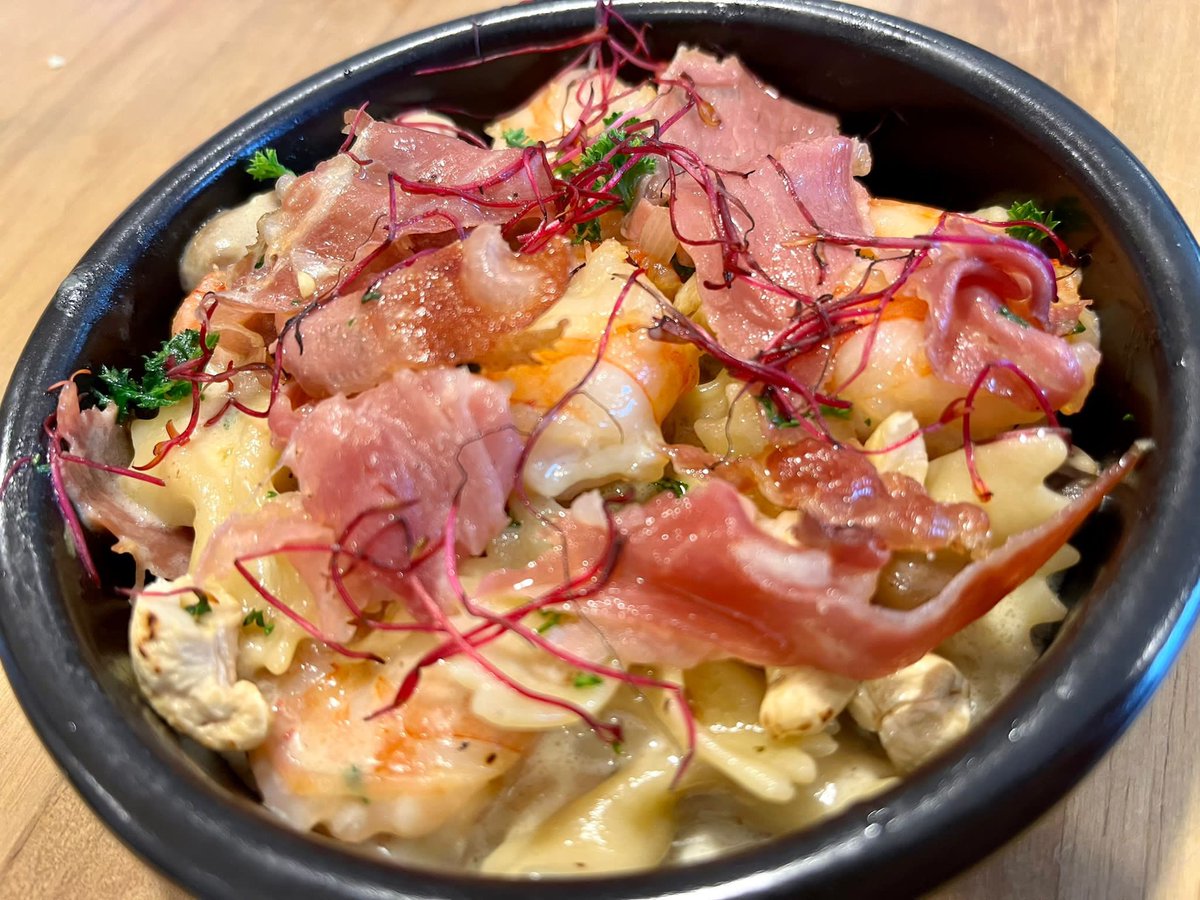 CCSPCATERING's tweet photo. Gewoon genieten zeg! Als voorgerecht heeft de VVO161 in de warme keuken op diverse manieren mooie bordjes gemaakt met Gamba’s 🦐 Alle bordjes naar eigen creatie en smaak van de leerling. 

#LDV #opleiding #eigen #koninklijkemarine https://t.co/Pa69z3EJDN