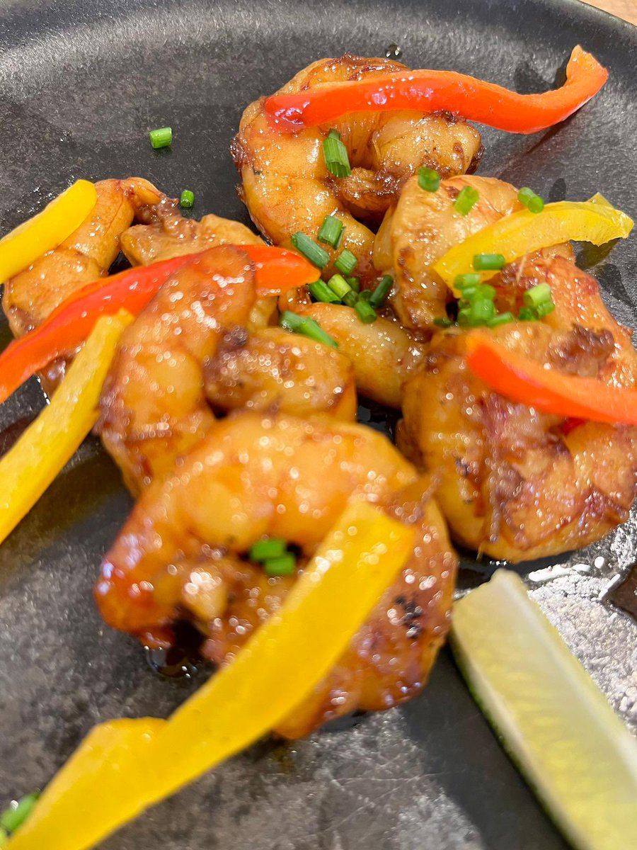 CCSPCATERING's tweet photo. Gewoon genieten zeg! Als voorgerecht heeft de VVO161 in de warme keuken op diverse manieren mooie bordjes gemaakt met Gamba’s 🦐 Alle bordjes naar eigen creatie en smaak van de leerling. 

#LDV #opleiding #eigen #koninklijkemarine https://t.co/Pa69z3EJDN