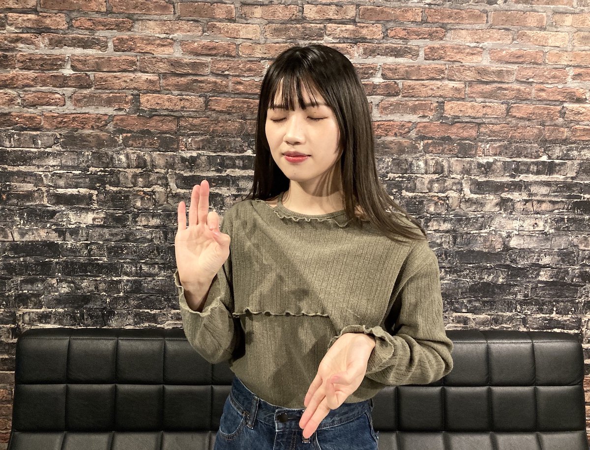 a_n_bus's tweet photo. FMおだわら「アイドル放送局」ただ今OA中! 本日は、「聞けば寒さが吹き飛ぶオススメの1曲」特集‼️ パーソナリティのyuuさんがオススメ曲をプレゼン‼️リスナーの皆さんのオススメ曲も紹介‼️この写真の答えは、後ほど判明‼️ https://t.co/5NGWTuR59s #リリんだんどラジオ #アイドル放送局 #teccon https://t.co/3PLf4lCdc0