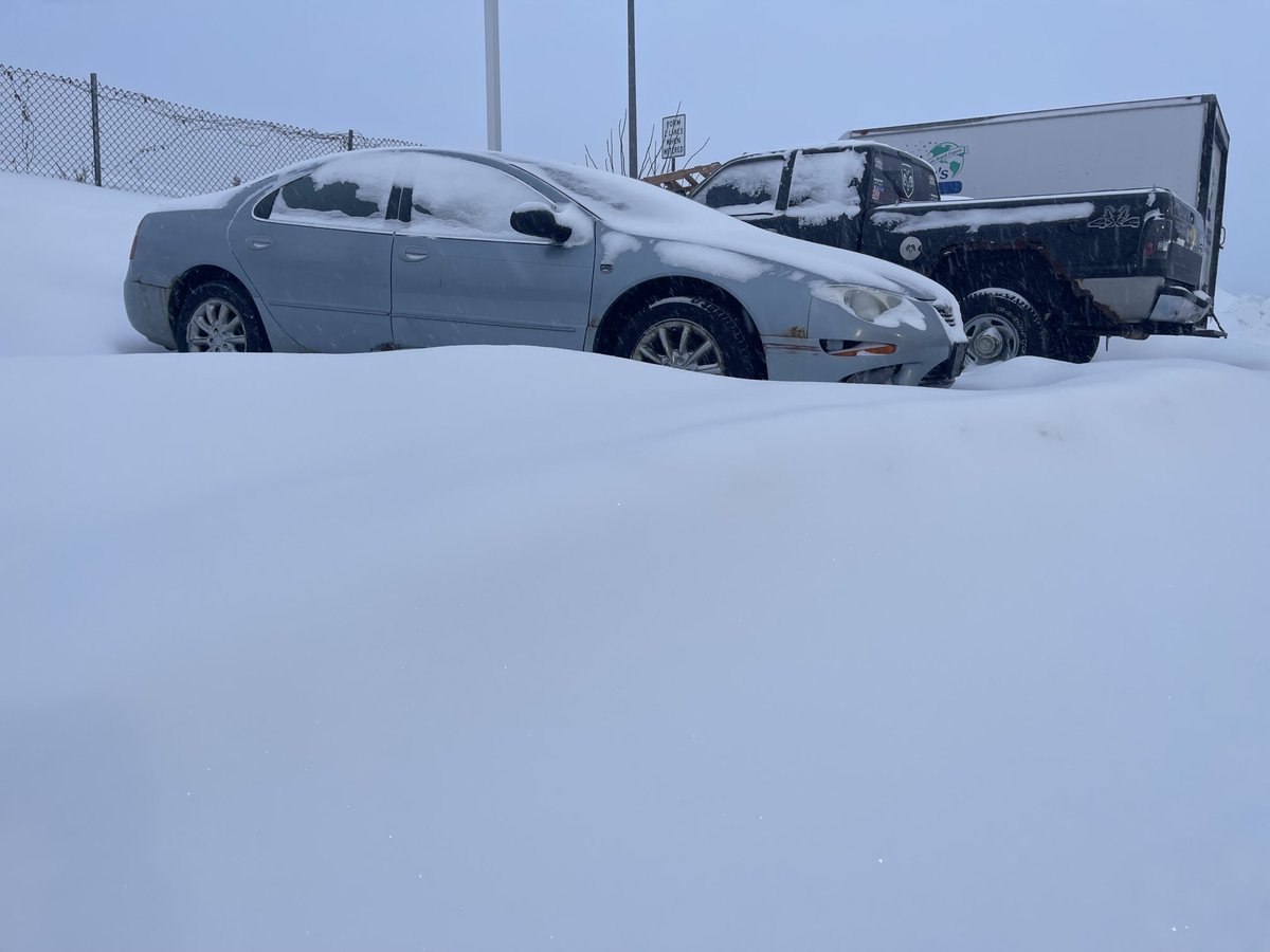 LeahBenoFox9's tweet image. If you happen to park outside… here’s a snapshot of the drifting you might be seeing. Some spots are easy, others have snow up to the car bumpers. We’ll have another live update on the conditions at 7:30am #stillsnowing.