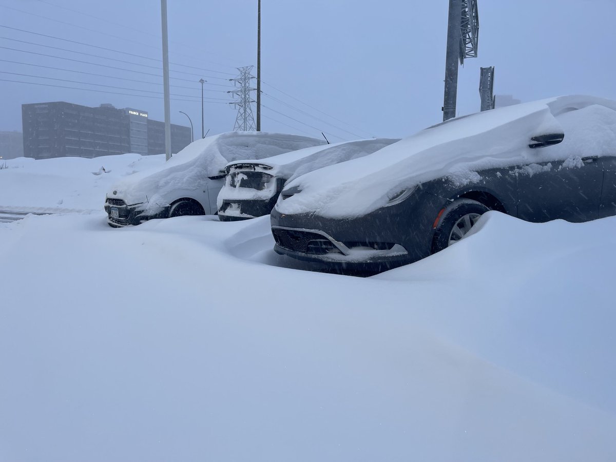 LeahBenoFox9's tweet image. If you happen to park outside… here’s a snapshot of the drifting you might be seeing. Some spots are easy, others have snow up to the car bumpers. We’ll have another live update on the conditions at 7:30am #stillsnowing.