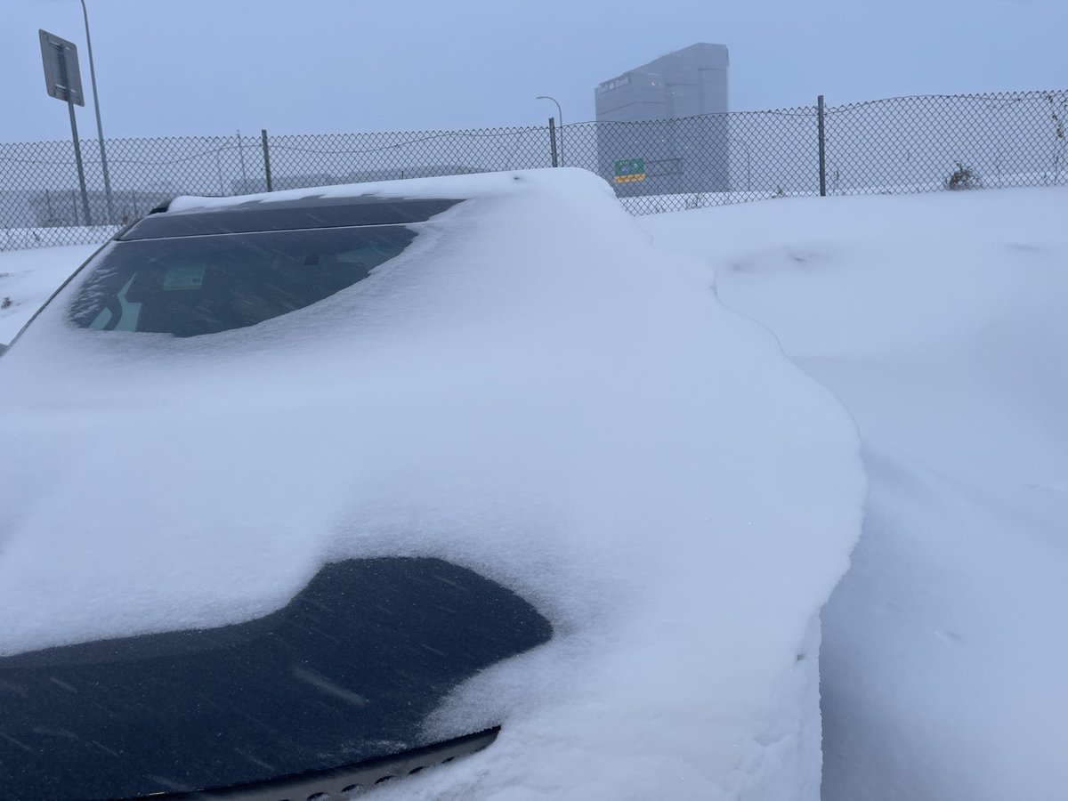 LeahBenoFox9's tweet image. If you happen to park outside… here’s a snapshot of the drifting you might be seeing. Some spots are easy, others have snow up to the car bumpers. We’ll have another live update on the conditions at 7:30am #stillsnowing.