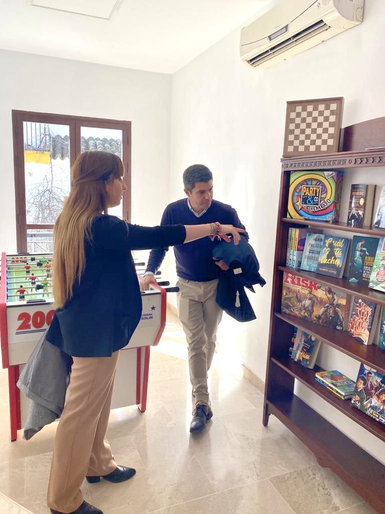 SergioRomeroJ's tweet image. Productiva mañana en unos de los enclaves de la Sierra de Grazalema:
#ElBosque. Me he reunido con su Alcaldesa, Pilar, para trabajar, desde el @IAJuventud, conjuntamente por los jóvenes del pueblo.

Seguimos llevando el #IAJ a cada rincón de la prov de #Cádiz💪💚@AndaluciaJunta