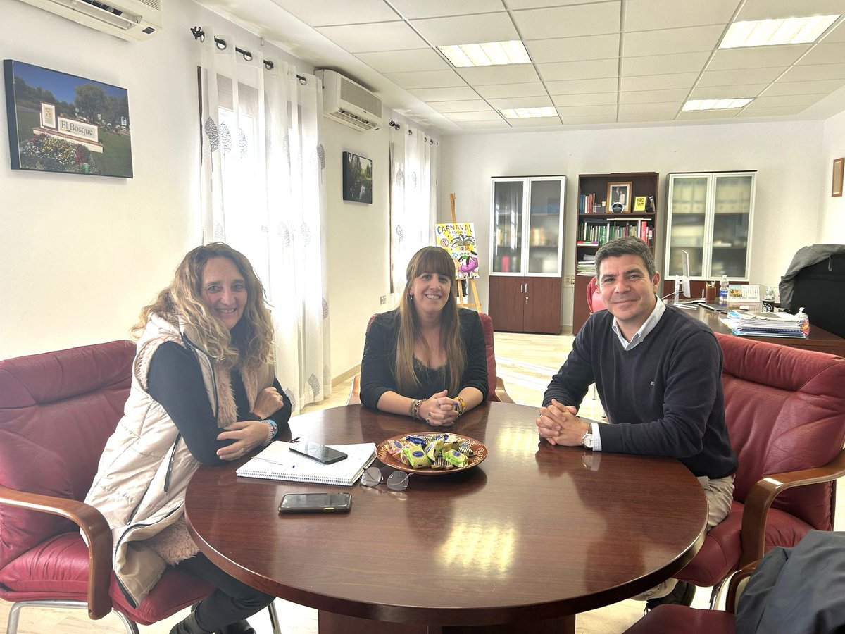 SergioRomeroJ's tweet image. Productiva mañana en unos de los enclaves de la Sierra de Grazalema:
#ElBosque. Me he reunido con su Alcaldesa, Pilar, para trabajar, desde el @IAJuventud, conjuntamente por los jóvenes del pueblo.

Seguimos llevando el #IAJ a cada rincón de la prov de #Cádiz💪💚@AndaluciaJunta