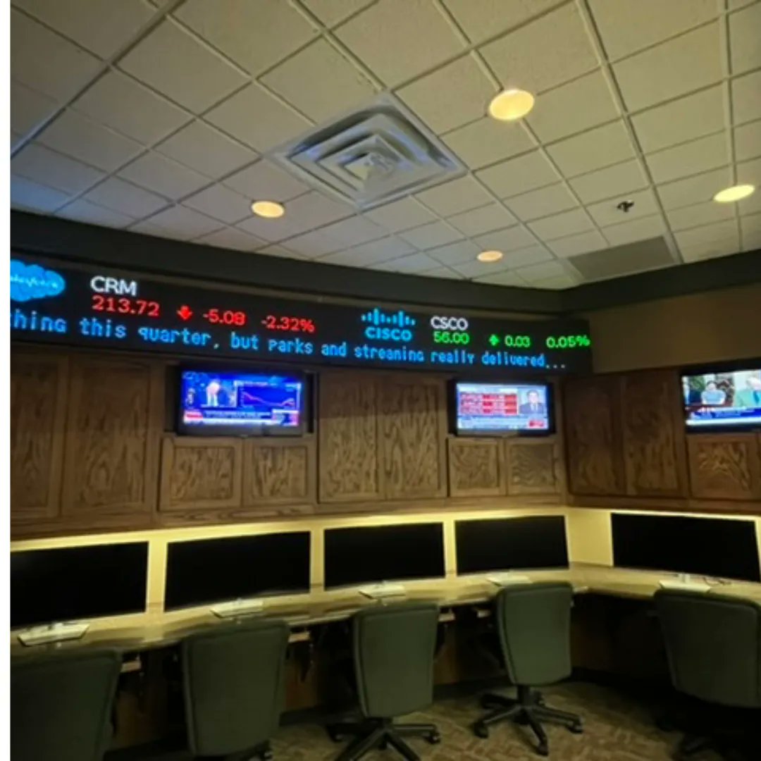 risedisplay's tweet image. Check out the new LED Rise Display Ticker at Stephen F. Austin University. 
See more great examples at buff.ly/3YX5qxK 
@sfasu 
@risedisplay
#StockTicker #RiseTicker