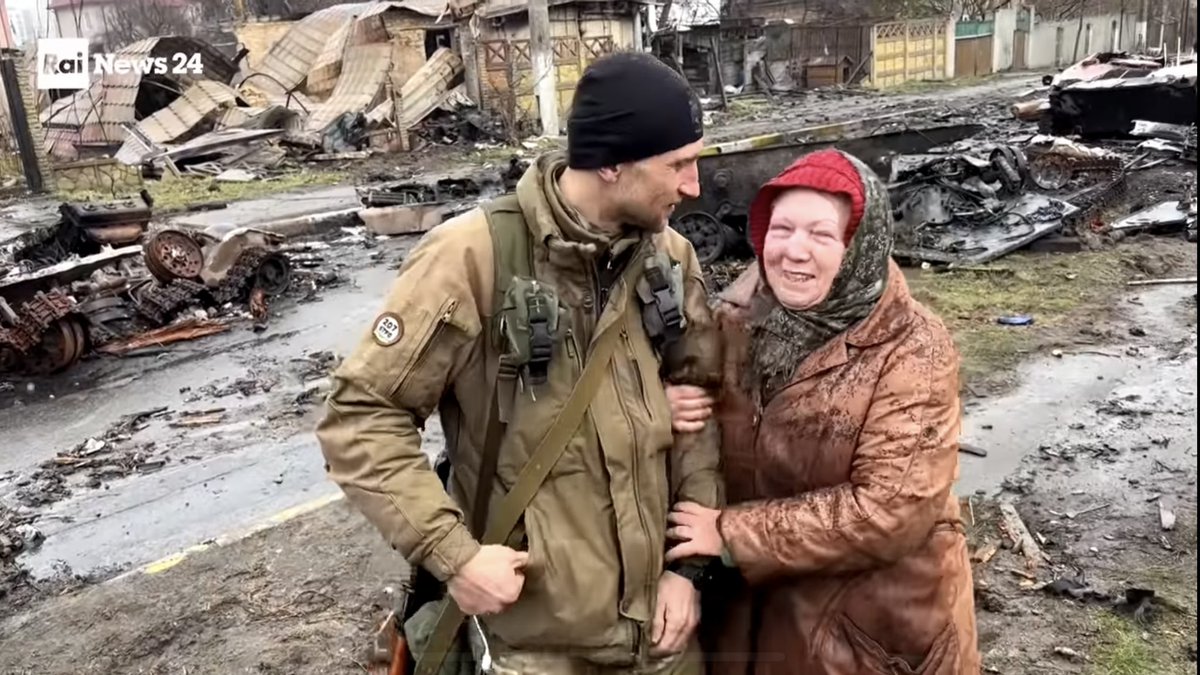 ilario82's tweet photo. A Bucha ritroviamo la signora Larissa dopo quasi un anno. Allora abbracciava un soldato appena dopo la liberazione. Oggi è felice perché la sua casa, sullo sfondo nella foto, è stata ricostruita. Con tanto di cappotto termico. https://t.co/Te4HetaGal