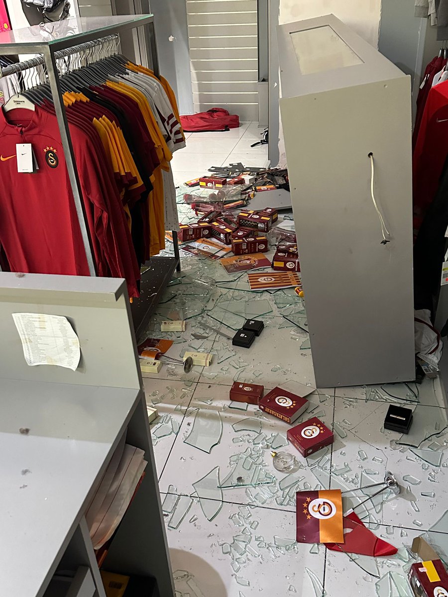 MtErdeM_'s tweet photo. Durum bu haldeyken yarın açılma kararı(talimatı) alan avm yönetimi ve avm sahiplerine ne denir? Benim personelim depremzede ailesi ve evi yok barınacak yeri yok. Kira almak için bu vicdansızlığı nasıl içinize sindireceksiniz? @malatyapark @MalatyaBelTr @TCMalatyaV https://t.co/SORt2lNSNs