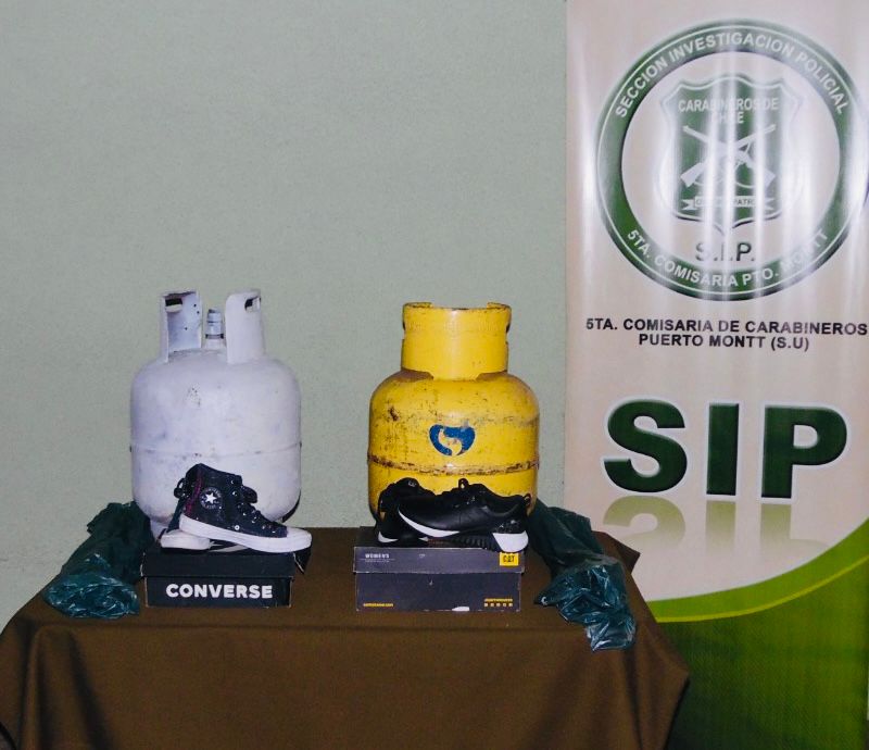 Carabineros SIP de #PuertoMontt al realizar patrullajes en Pobl. Antonio Varas, detuvo a 4 sujetos  que circulaban en un vehículo con variedad de especies robadas. La totalidad mantiene antecedentes penales y 16 reiteraciones policiales por delitos de connotación. #OrdenyPatria