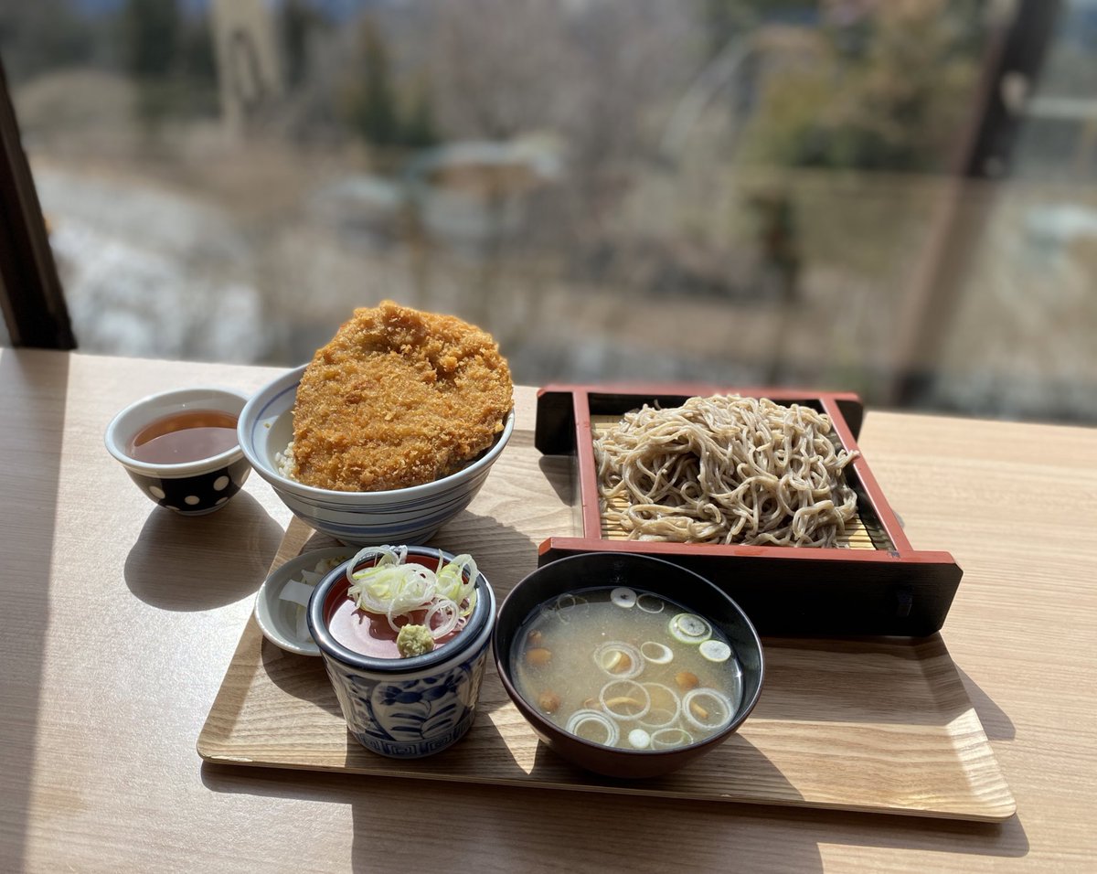 ma_ma_smile24's tweet photo. お参りのあとのランチ
迷ったけど私はくるみ汁ざるそば
テラスで美味しくいただきました
お店に最近のノブさんのｻｲﾝ♪やはり毎年訪れてるのかな
私もまた訪れたいな😌 https://t.co/Mm9haUalbh