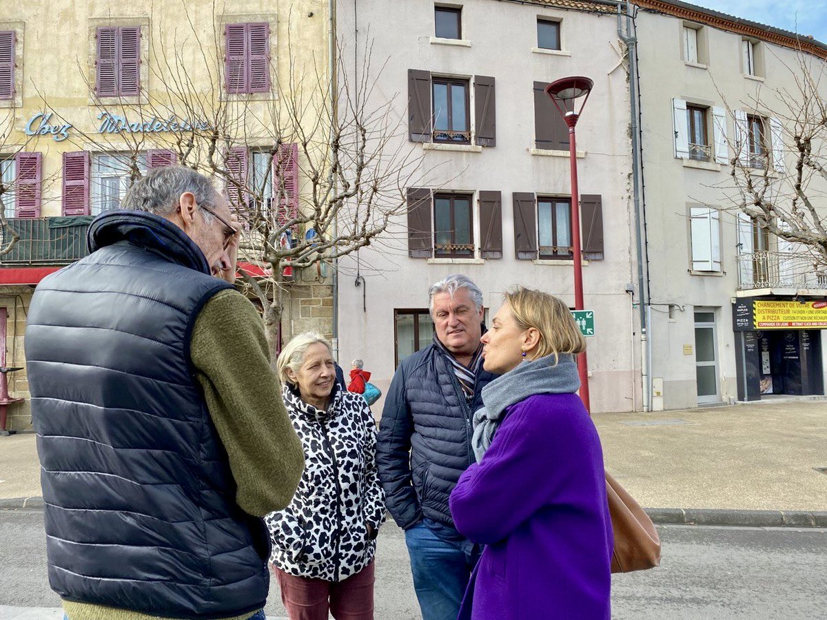 DelphLingemann's tweet photo. À Paris, j’ai plaisir à parler avec mon collègue @ph_sorez, Député de l’Hérault, originaire de Vic-le-Comte, de notre beau territoire. Heureuse de l’avoir retrouvé au marché de Vic-le-Comte ce matin entouré de connaissances communes !
#Circo6303 #Viclecomte https://t.co/L3Ha4lxzFa