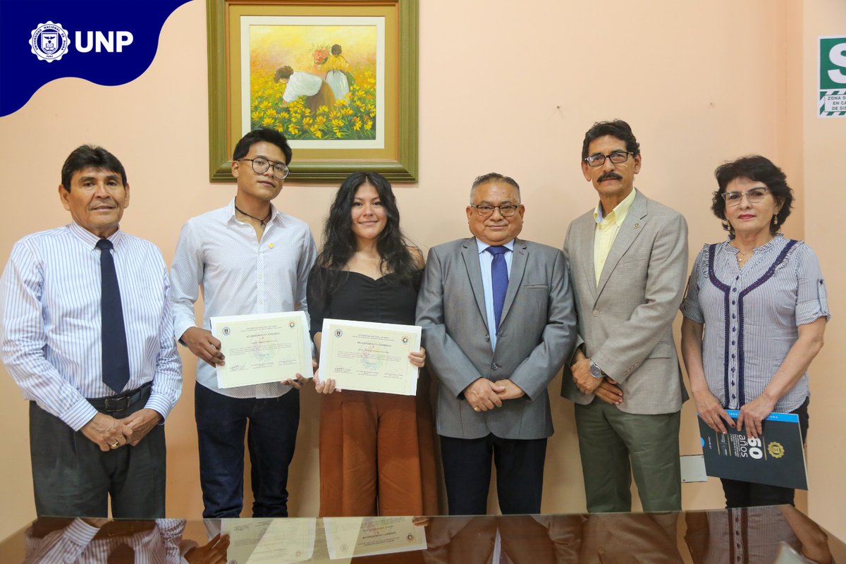 UNP_Piura's tweet photo. 👏 La UNP ofreció un merecido reconocimiento a dos estudiantes de la Facultad de #Arquitectura y Urbanismo por su brillante participación en una pasantía que realizaron en la Universidad #Castilla La Mancha en #España y en la Universidad Nacional Autónoma de #México. https://t.co/lsZdUxLfBK