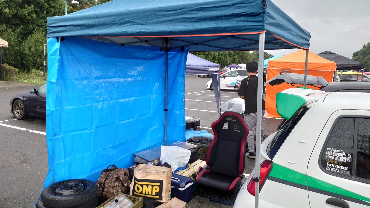 sfaw11's tweet photo. 同車種の多い走行会だと、何かあってもベテランおじさんが予備部品と工具持って謎の決め顔で『あるよ』って言って直してくれたり。
最初のうちは経験者に甘えつつ必要な物を知ってけば良いと思うんよね。
和気あいあいな走行会とかなら、だいたい皆ホイホイ来てくれるよ https://t.co/4By09v0Ig1
