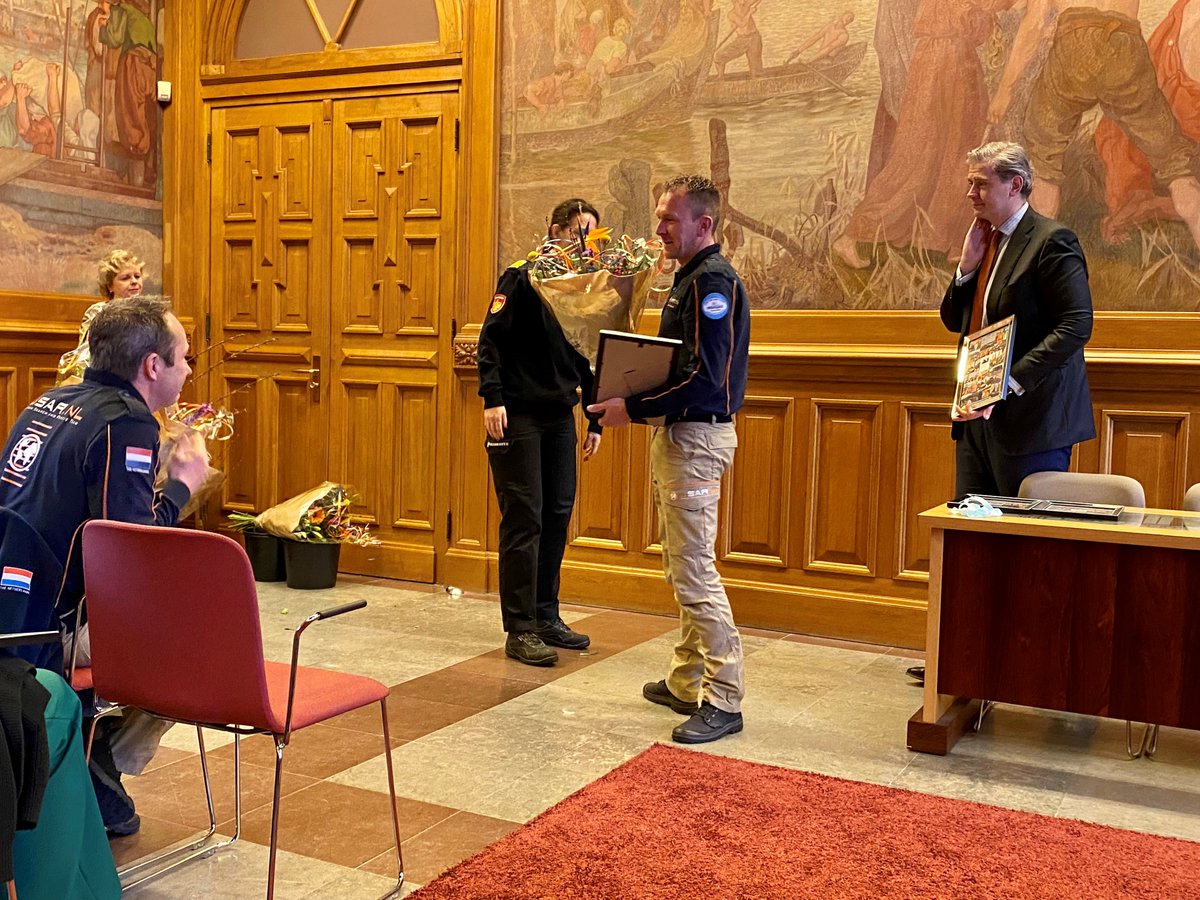 De twee Sliedrechtse vrijwillige brandweermannen Robert Noteboom en David Brandhorst van het team USAR zijn woensdagochtend op het stadhuis van de gemeente Dordrecht uitgebreid bedankt voor hun inzet tijdens hun reddingsmissie in Turkije. 👏🇹🇷