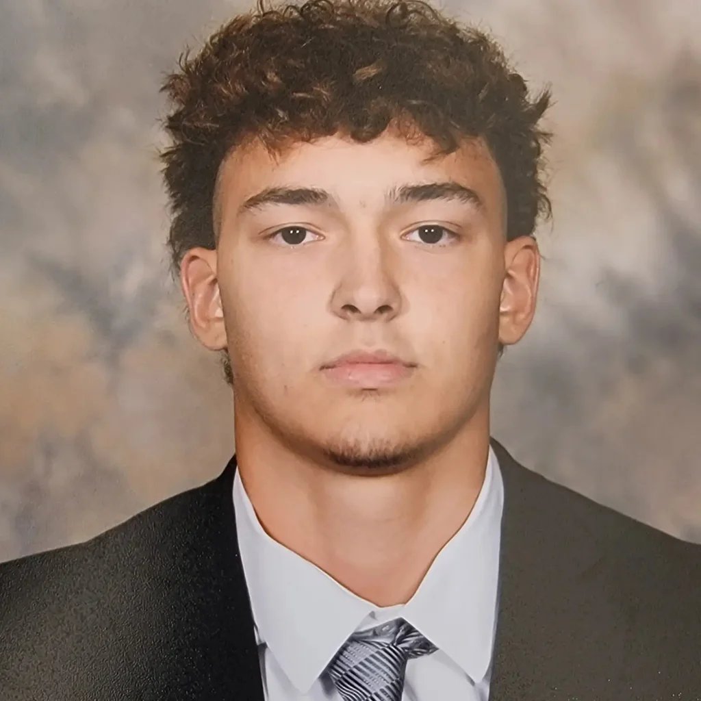 Adyn Wilkinson 6'4 220 Class of 24 H/TE

hudl.com/video/3/113807…