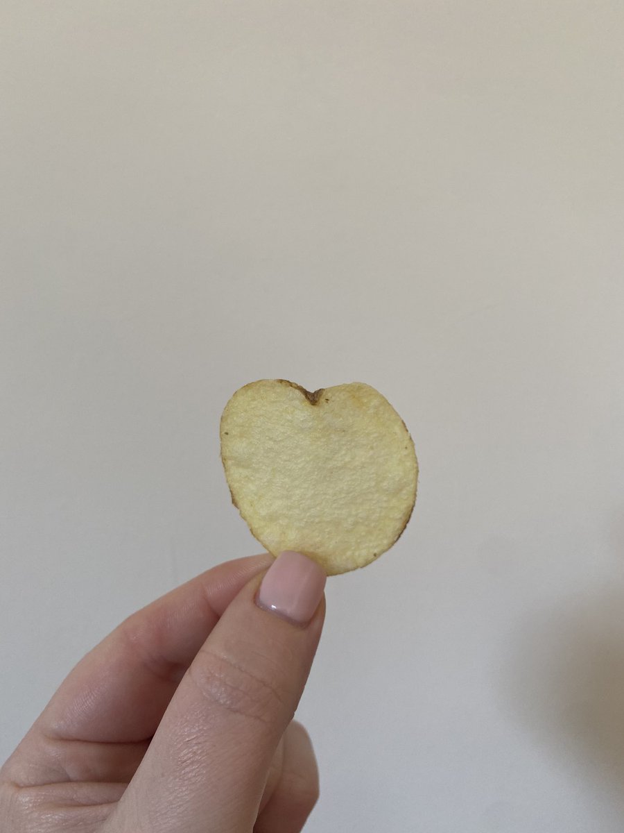 niccy__t's tweet photo. @walkers_crisps come on Walkers this has got to be a curvy one? 🙏🏼#lovefromwalkers https://t.co/r6hTZo7nfj