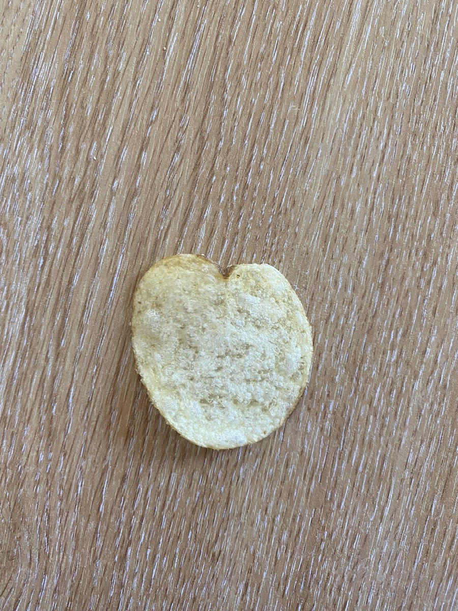 niccy__t's tweet photo. @walkers_crisps come on Walkers this has got to be a curvy one? 🙏🏼#lovefromwalkers https://t.co/r6hTZo7nfj