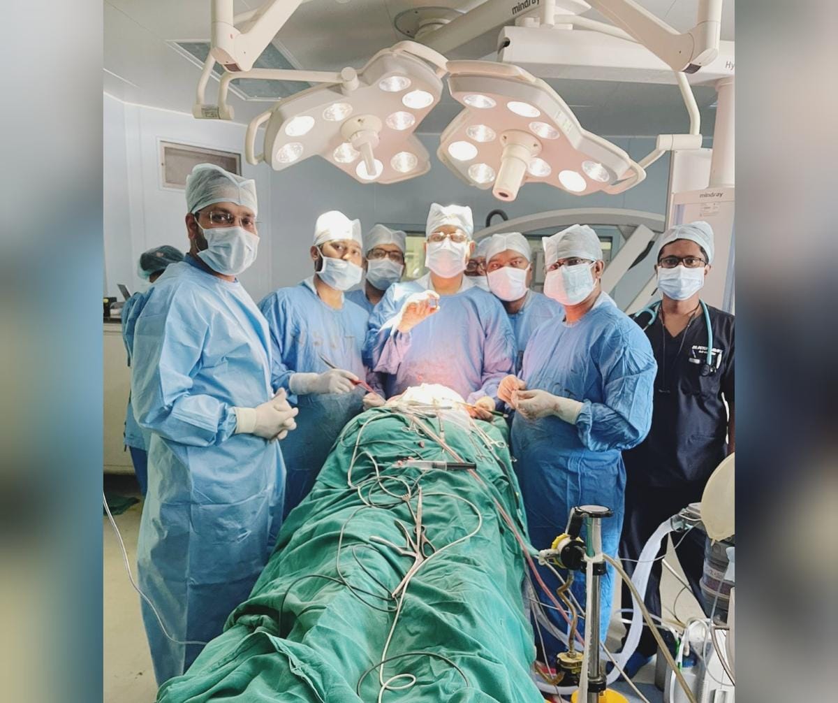 गर्भवती महिला पुलिसकर्मी के सर से निकाली गई बुलेट,6 घंटे तक चला ऑपरेशन

बुलेट हड्डी को डैमेज कर ब्रेन के अंदर चली गई थी ,यह चुनौती भरा ऑपरेशन था,गर्भ में पल रहे बच्चे,मां दोनों को खतरा था,डॉ प्रो अनिल कुमार के नेतृत्व में हमने इसे सफल बनाया,आज उन्हें डिस्चार्ज कर दिया गया हैI