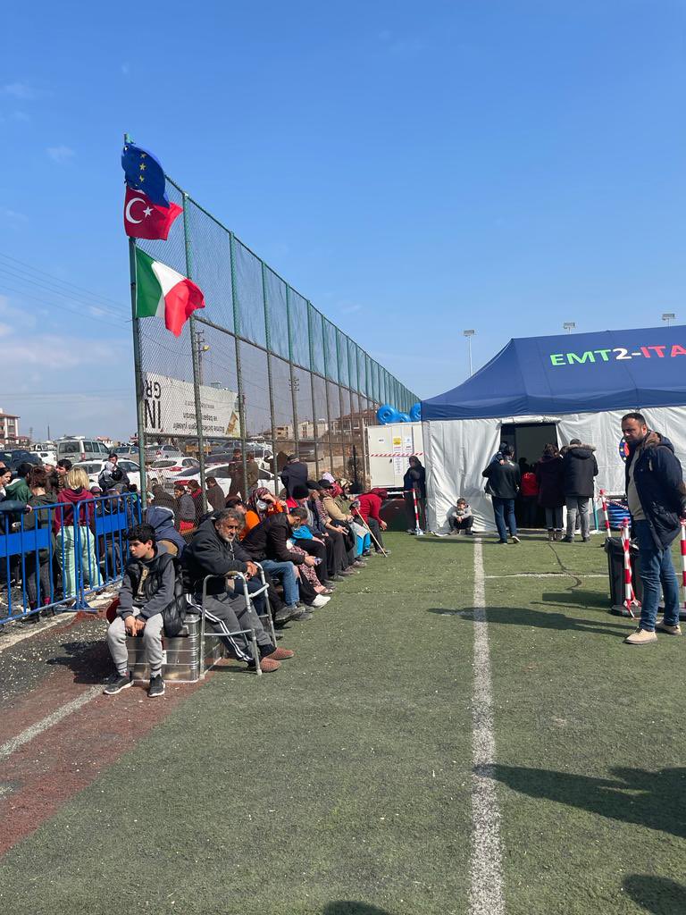 🇮🇹 Sivil Koruma’nın sahra hastanesi, son depremlerden sonra da yaralılara ve tedaviye gelenlere yardım etmek üzere Hatay'da faaliyetlerine devam etmektedir.
#BirlikteElele
#BirlikteGüçlüyüz 

📸 - <a href="/DPCgov/">Dipartimento Protezione Civile</a> 
🇮🇹🤝🇹🇷