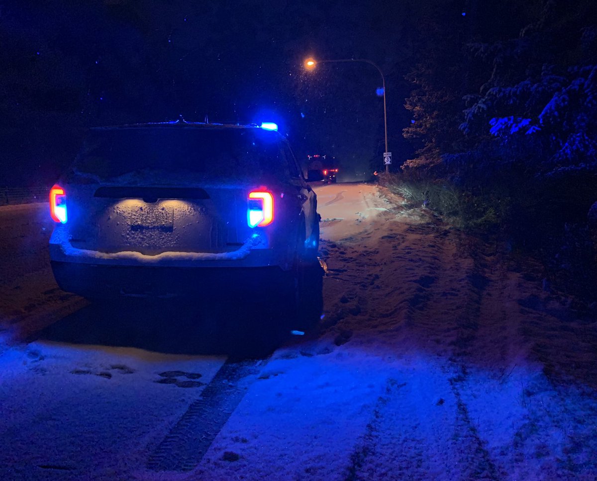 wspd8pio's tweet photo. ❄️Troopers have already responded to multiple cars vs ditch/median collisions this morning. Please delay your travel or work from home if possible.

Also if you see emergency lights slow down and slowly move over. 

#snowday #slowdown #stayhome #checkyourtires https://t.co/XMY9HKB9V4